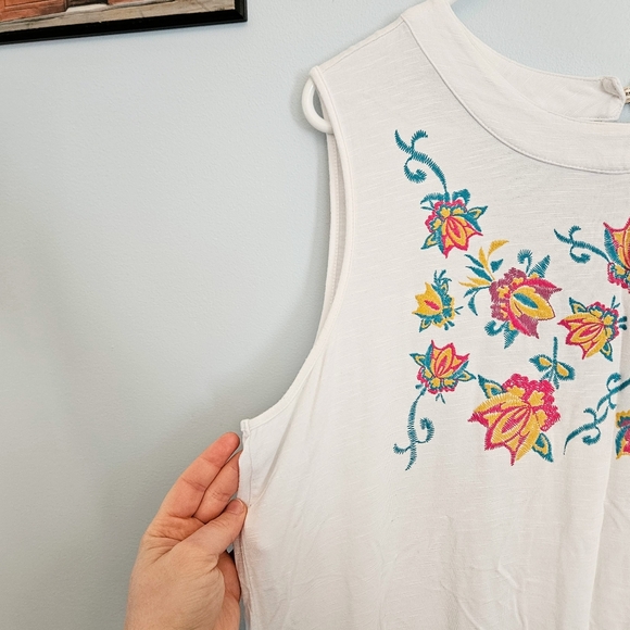 5/$30 Style & Co. White Flowy Floral Sleeveless Top w/ Vintage Embroidered Front - Picture 3 of 6